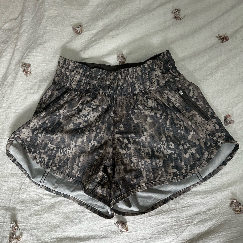 Lululemon Athletica Tracker 4” Short in Gritstone White Opal Multi